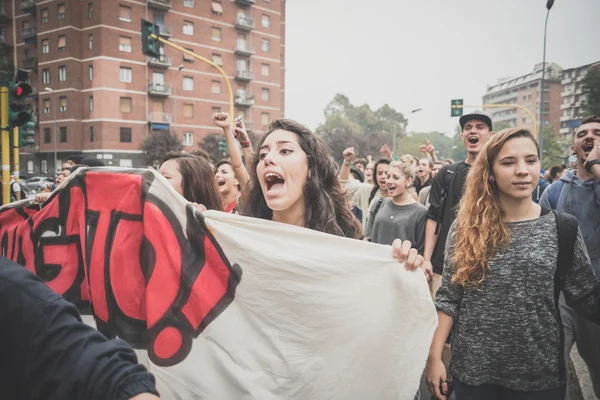 2014 年 10 月 10 日在米兰举行的学生表现 — 图库照片