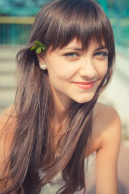 Beyaz elbiseli güzel bir kadın.