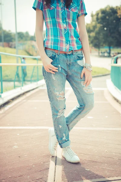 Fechar as pernas jeans de bela jovem hipster mulher — Fotografia de Stock