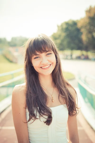 Belle jeune femme avec robe blanche — Photo