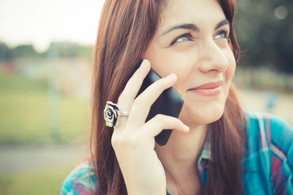 Hermosa joven hipster mujer usando teléfono inteligente — Foto de Stock