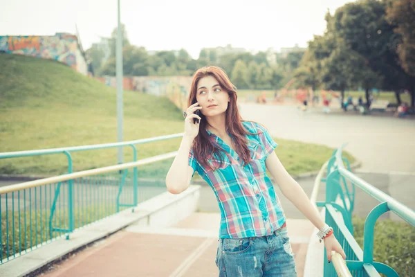 Hermosa joven hipster mujer usando teléfono inteligente —  Fotos de Stock