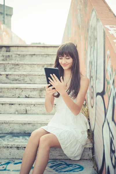 Vacker ung kvinna med vit klänning med hjälp av Tablet PC — Stockfoto