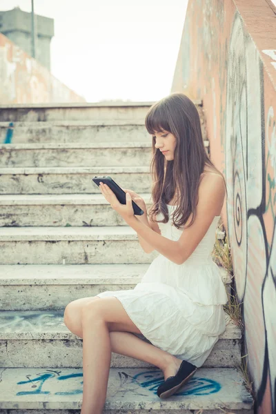 Vacker ung kvinna med vit klänning med hjälp av Tablet PC — Stockfoto