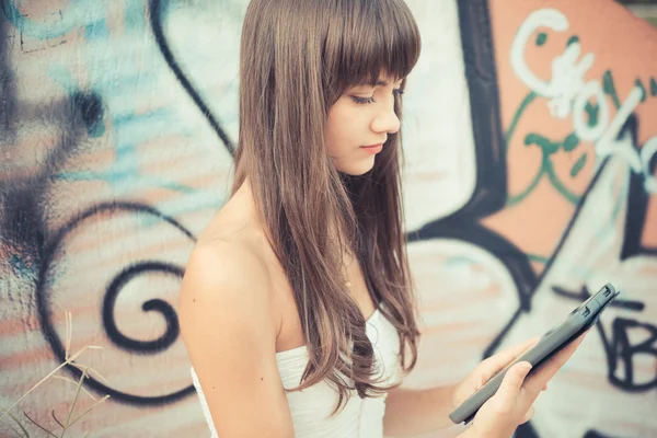 Hermosa mujer joven con vestido blanco usando tableta —  Fotos de Stock
