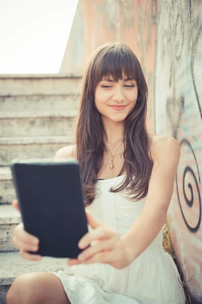 Hermosa mujer joven con vestido blanco usando tableta —  Fotos de Stock