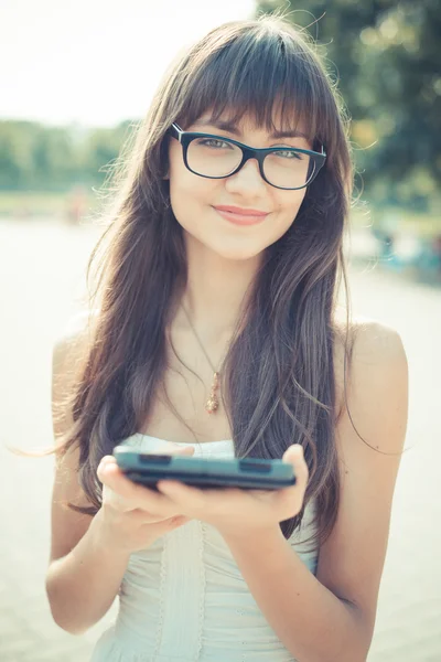 Belle jeune femme avec robe blanche en utilisant une tablette — Photo