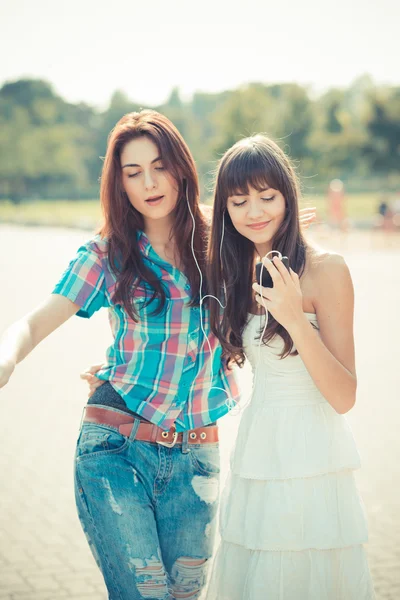 Beautiful hipster young women sisters friends dancing — Stock Photo, Image