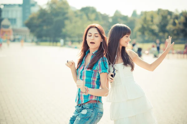 Beautiful hipster young women sisters friends dancing — Stock Photo, Image