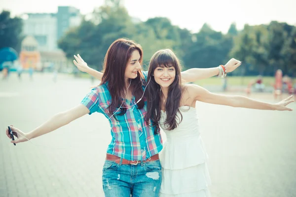 Beautiful hipster young women sisters friends dancing — Stock Photo, Image