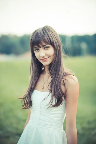 Hermosa joven con vestido blanco — Foto de Stock