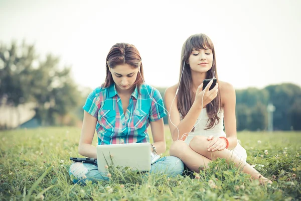 Hipster unge kvinnelige søstre – stockfoto