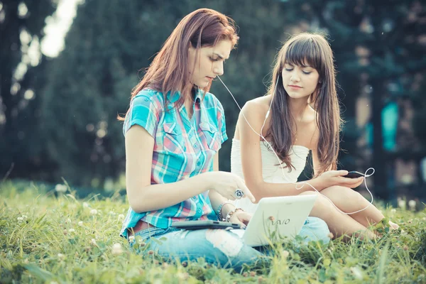 Hipster jóvenes hermanas — Foto de Stock