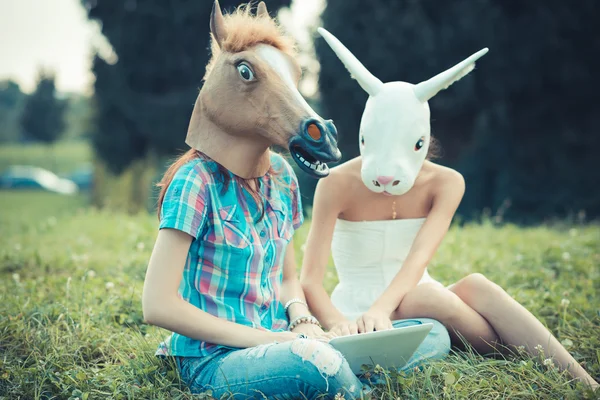 Máscara caballo y conejo mujeres hermanas — Foto de Stock