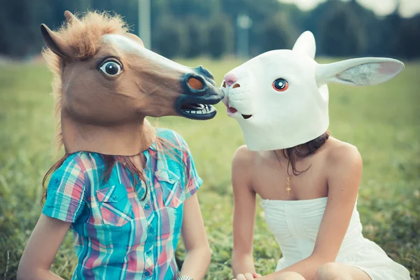 Maske Pferd und Kaninchen Schwestern — Stockfoto