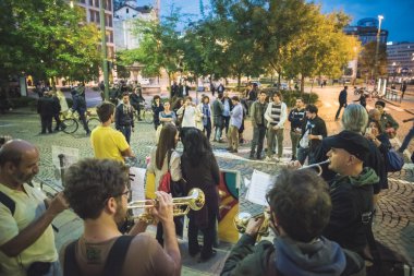 Sürgündeki Tay eylemci Junya Lek Yimprasert Milano dengesi üzerinde