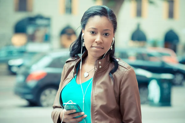 Beautiful african young woman listening music earphones — Stock Photo, Image