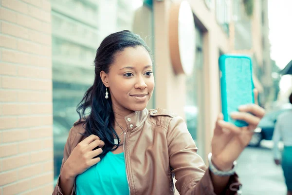 Beautiful african young woman selfie — Stockfoto