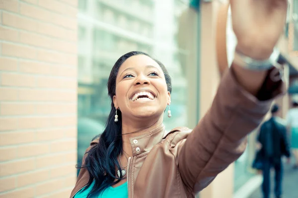 Schöne junge afrikanische Frau Selfie — Stockfoto