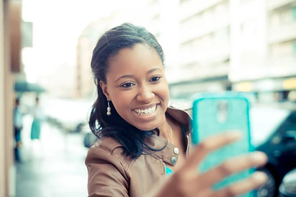 Schöne junge afrikanische Frau Selfie — Stockfoto