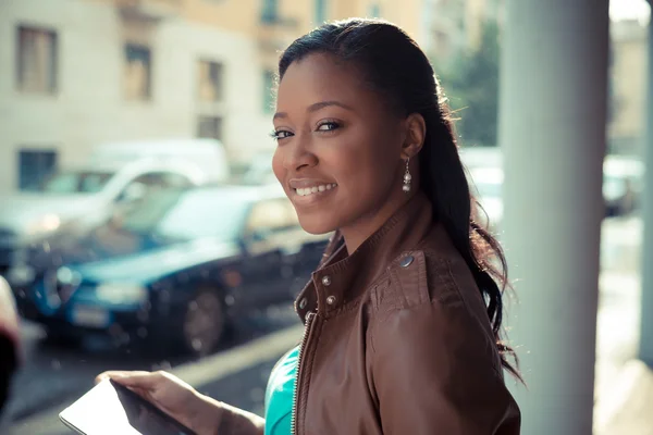 Hermosa mujer joven africana usando tableta — Foto de Stock