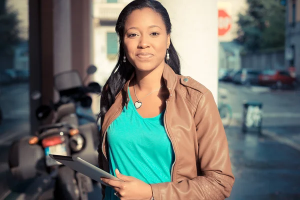 Schöne afrikanische junge Frau mit Tablette — Stockfoto