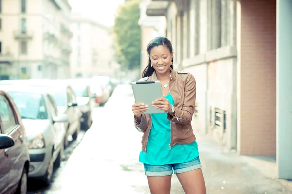 Hermosa mujer joven africana usando tableta — Foto de Stock