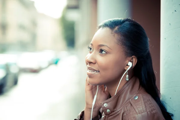 Bela africana jovem mulher ouvindo fones de ouvido música — Fotografia de Stock