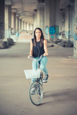 Bisiklet ve zeki kullanan genç güzel esmer düz saçlı kadın