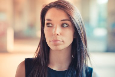 genç güzel esmer düz saçlı kadın