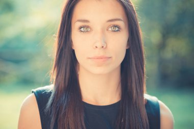 genç güzel esmer düz saçlı kadın