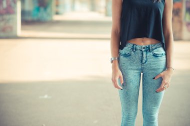 genç güzel esmer düz saçlı kadın