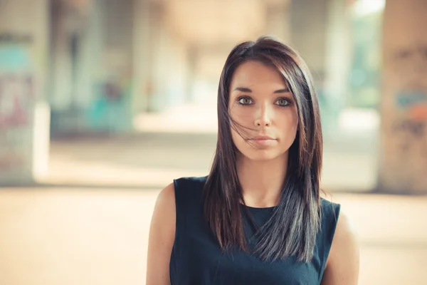 Jonge mooie brunette rechte haren vrouw — Stockfoto