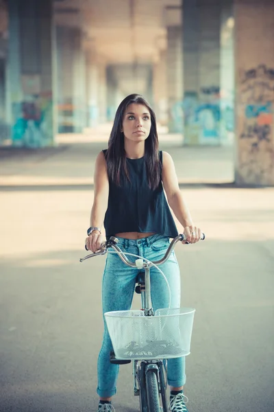 自転車を使用して若い美しいブルネット ストレートの髪の女性 — ストック写真