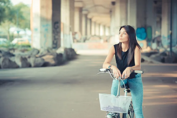 Jovem bela morena cabelo liso mulher usando bicicleta — Fotografia de Stock