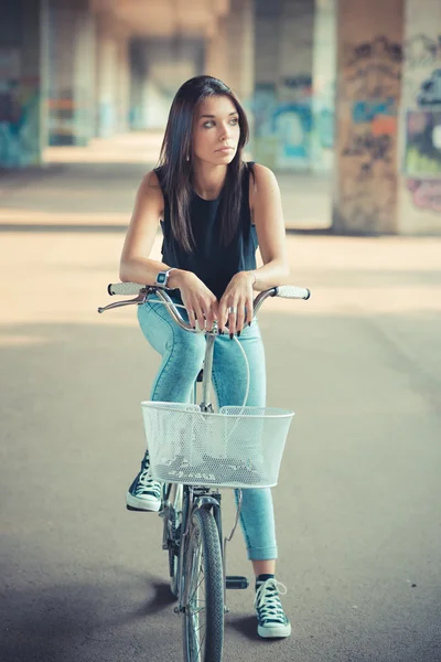 自転車を使用して若い美しいブルネット ストレートの髪の女性 — ストック写真