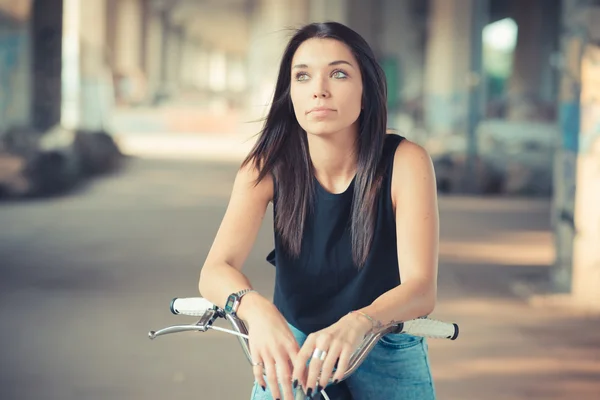 Giovane bella bruna capelli lisci donna utilizzando la bicicletta — Foto Stock