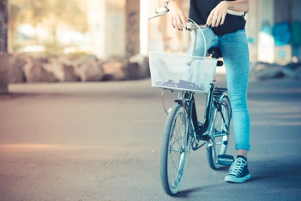 Bliska nogi kobiety na rowerze — Zdjęcie stockowe