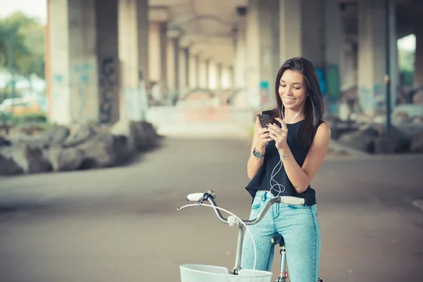 Young beautiful brunette straight hair woman using bike and smar — Stock Photo, Image