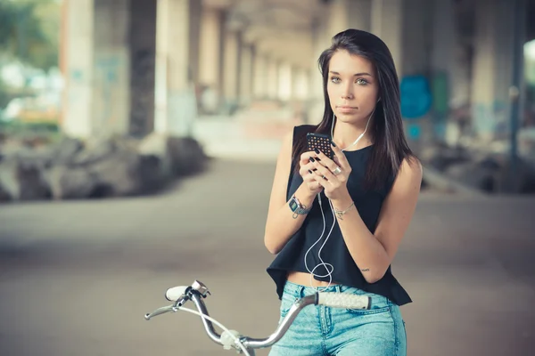 自転車と smar を使用して若い美しいブルネット ストレート髪の女性 — ストック写真
