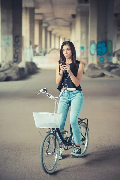Gyönyörű fiatal barna egyenes haj nő segítségével a kerékpár- és smar — Stock Fotó