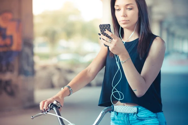 Young beautiful brunette straight hair woman using bike and smar — Stock Photo, Image