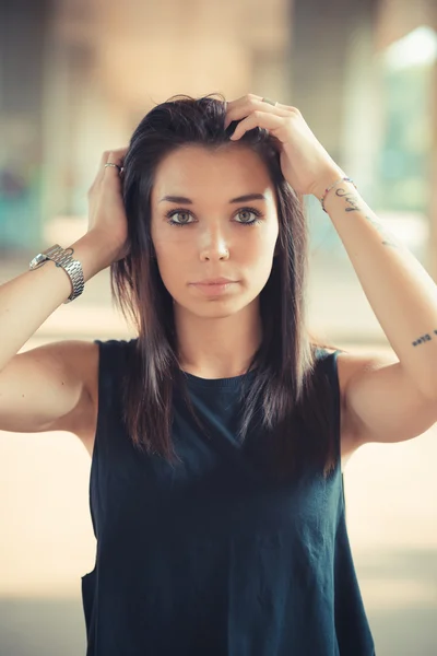 Jonge mooie brunette rechte haren vrouw — Stockfoto