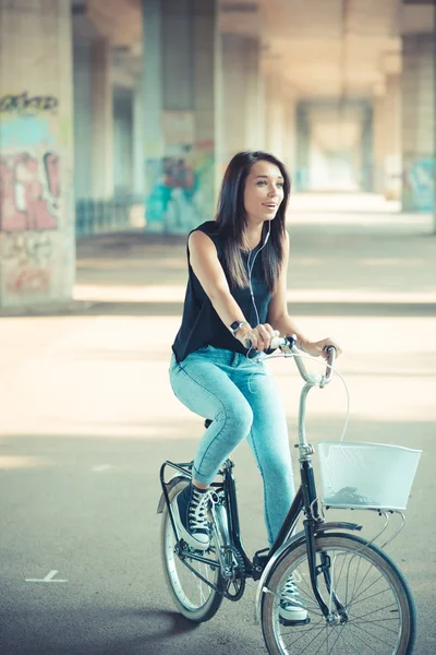 Jeune belle brune cheveux raides femme à l'aide de vélo et smar — Photo