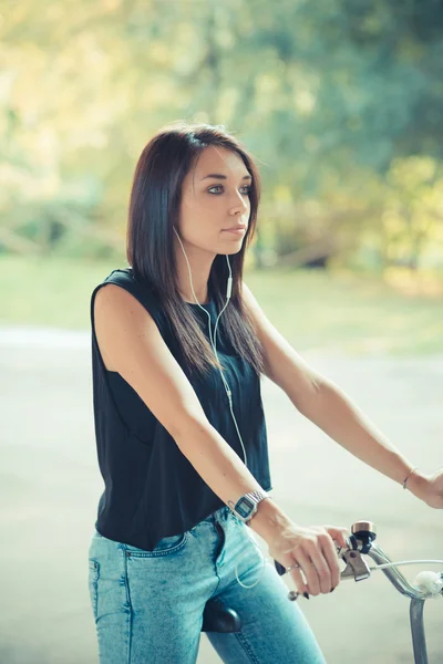 Joven hermosa morena recta cabello mujer usando bicicleta y smar —  Fotos de Stock
