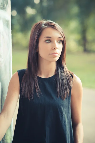 Young beautiful brunette straight hair woman — Stock Photo, Image