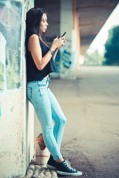 Young beautiful brunette straight hair woman using smartphone — Stock Photo, Image