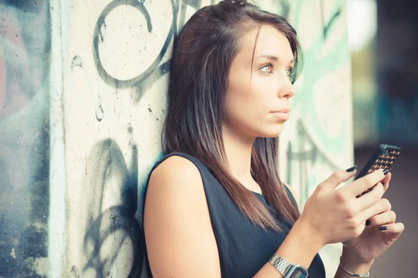 Unga vackra brunett rakt hår kvinna med smartphone — Stockfoto