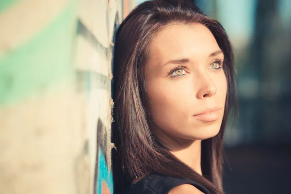 Jovem bela morena cabelo liso mulher — Fotografia de Stock