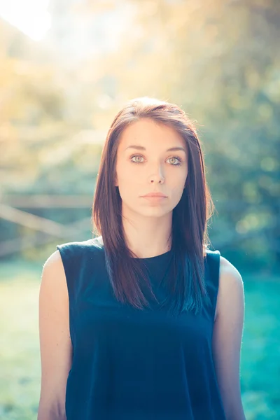 Jonge mooie brunette rechte haren vrouw — Stockfoto